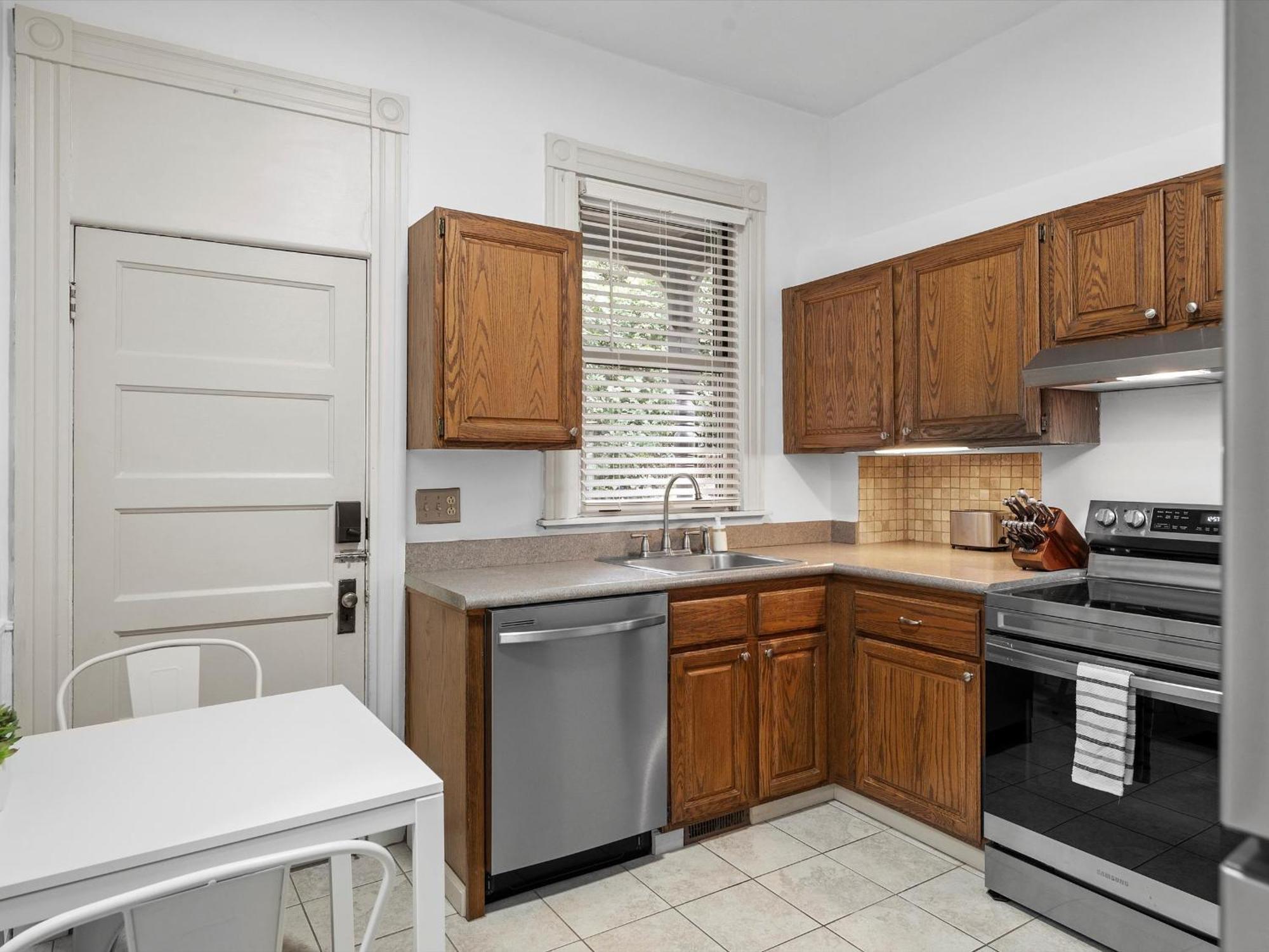 Oakland, !a Modern And Stylish Private Bedroom With Shared Bathroom