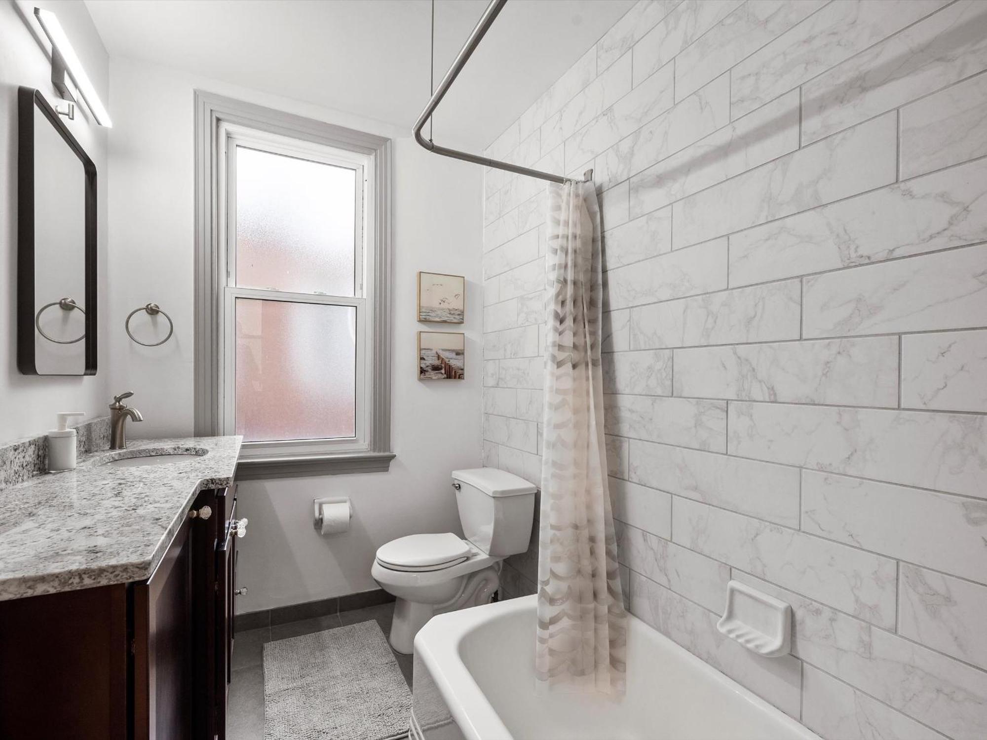 Oakland, !a Modern And Stylish Private Bedroom With Shared Bathroom